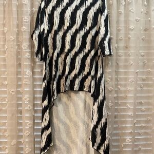 ‘NUGGLES Small Black and White High Low Top